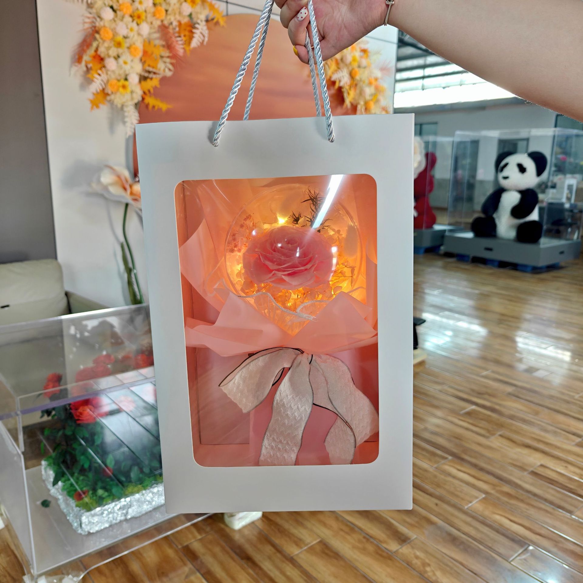 Yunnan Eternal Life Rose Bobo Ball Bouquet Caja de regalo terminada con luz Qixi San Valentín regalo hortensias ramo seco