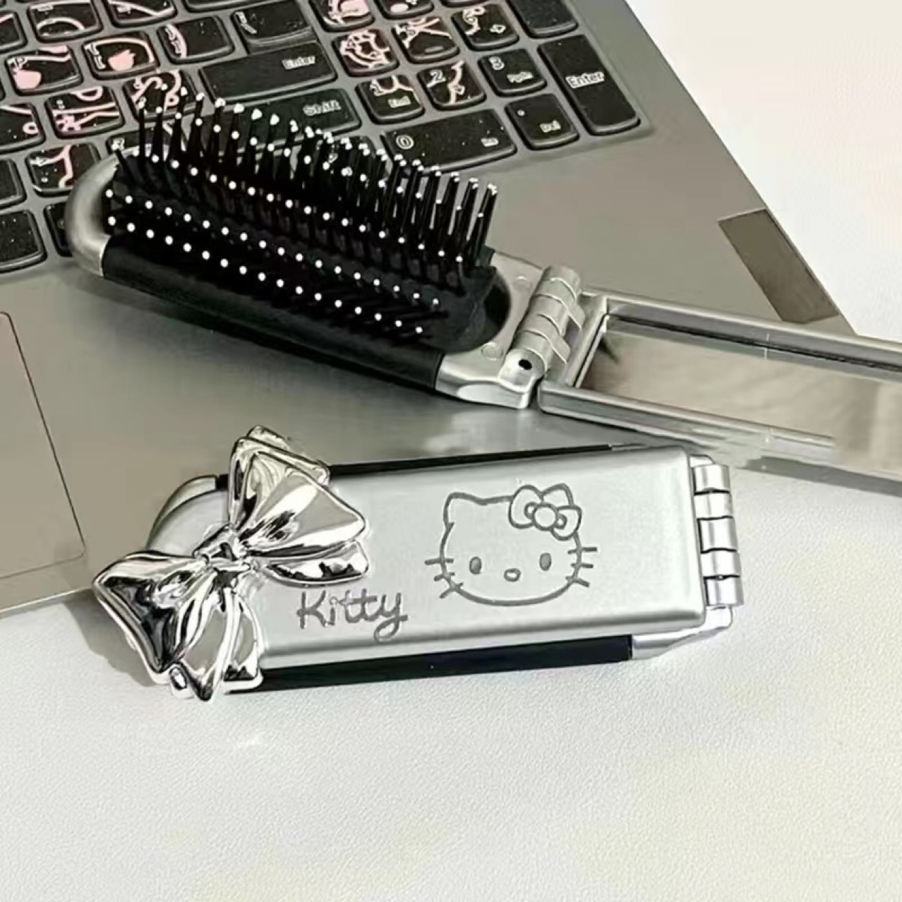 Nuevo dibujos animados Sanrio portátil plegable airbag peine gatito gato portátil espejo cosmético de doble uso integrado espejo peine