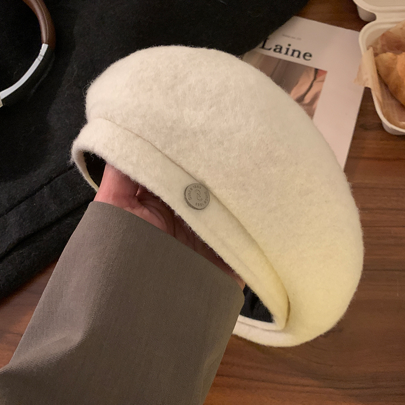 ウールの赤いベレー帽の女性秋の冬のレトロな頭の周りのつぼみの帽子は顔の小さい保温の画家の帽子を現します。|undefined