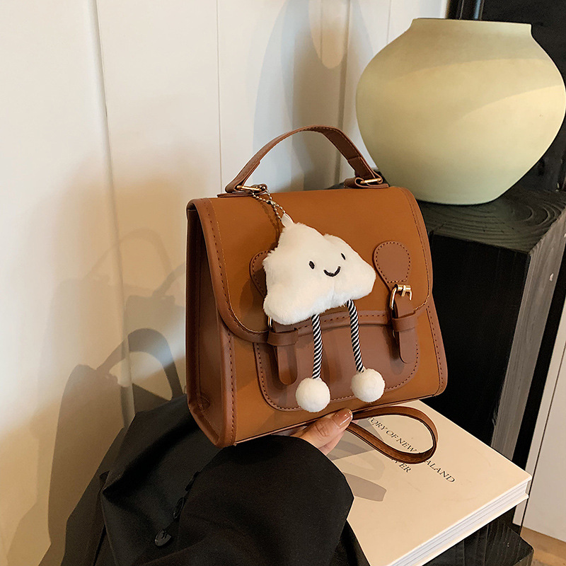 펜던트가 달린 브라운