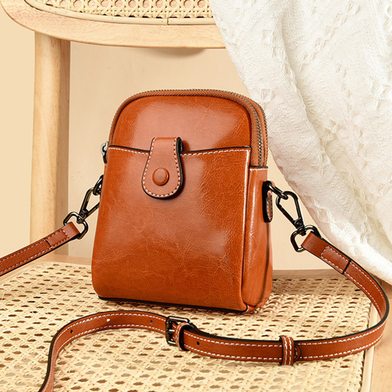 도매 정품 가죽 미니 크로스 바디 코인 지갑 봄과 여름 새로운 캐주얼 올 매치 숄더 백 오일 왁스 가죽 휴대 전화 가방