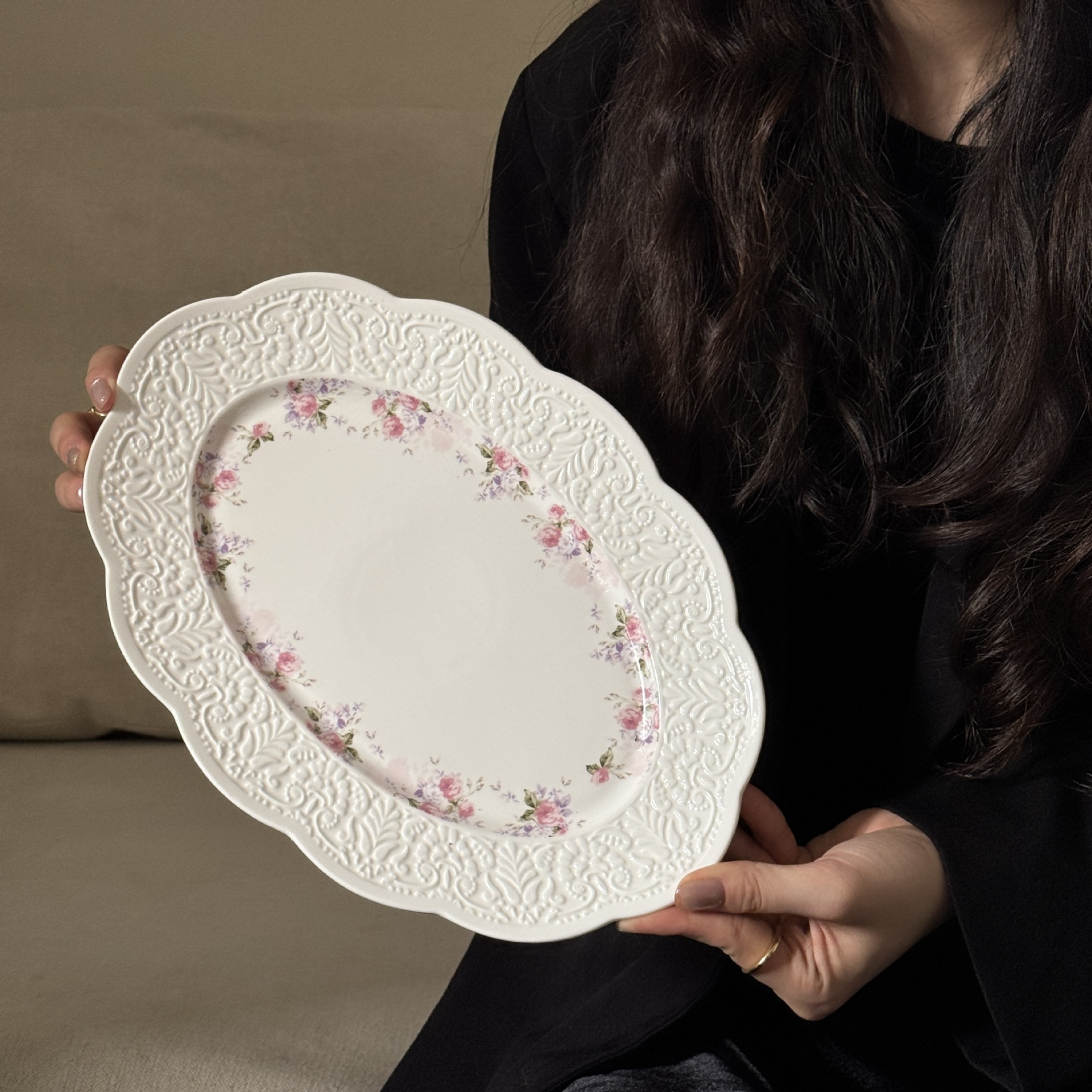 꽃잎과 잎이 있는 타원형 접시