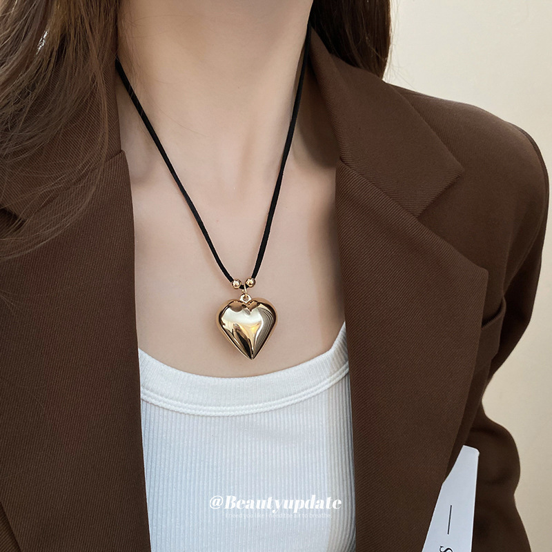 Nuevo producto Pliegues exagerados Amor Collar colgante Mujer Estilo dulce y fresco Cadena de clavícula de todo fósforo Lujo ligero Joyería de alta calidad al por mayor