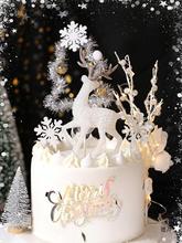 圣诞节闪粉白色麋鹿蛋糕摆件珍珠树暖黄灯串雪花英文圣诞快乐插牌