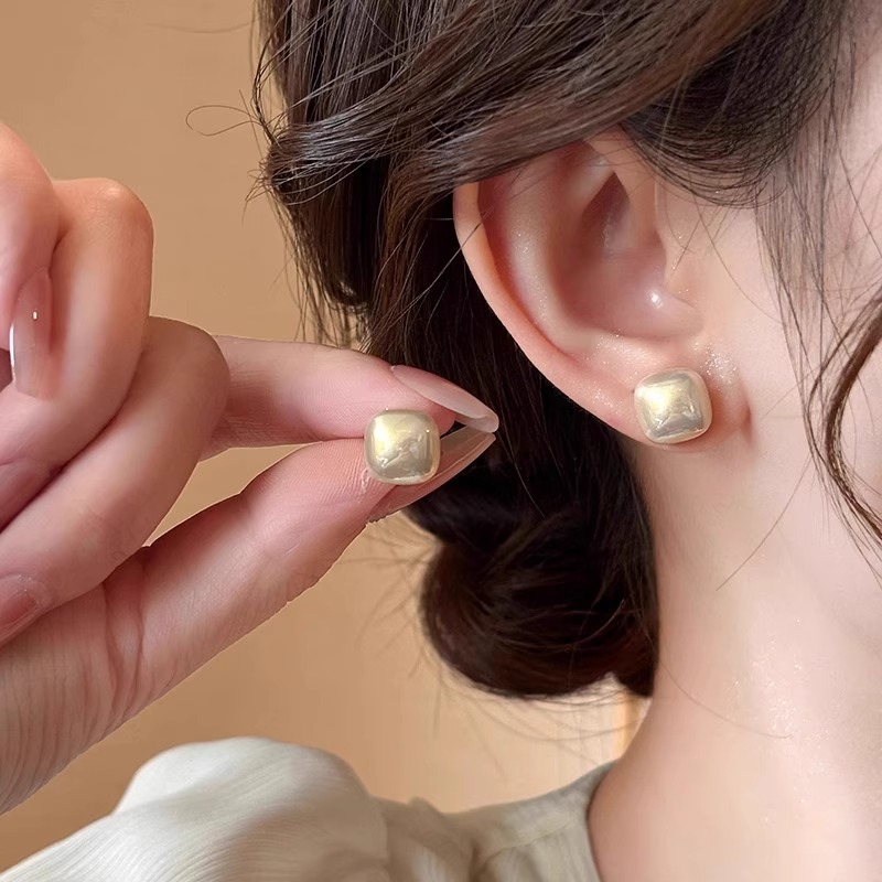 Small design earrings pearl