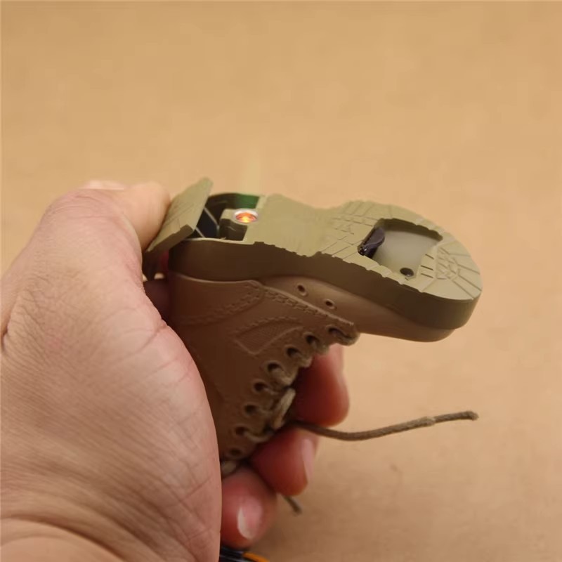 Zhonglong fábrica directa de zapatos de moda personalidad encendedor a prueba de viento inflado llama abierta red rojo Martin botas encendedor lote