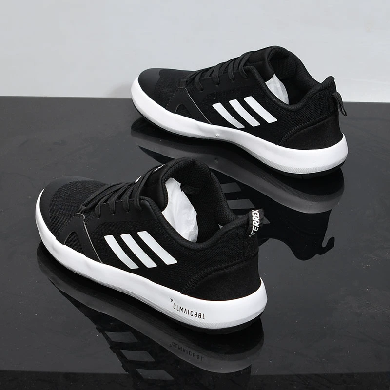 Модная летняя мужская обувь 2024 года, обувь для прогулок, легкие дышащие кроссовки, универсальная спортивная и повседневная обувь, туфли с тонкой сеткой.