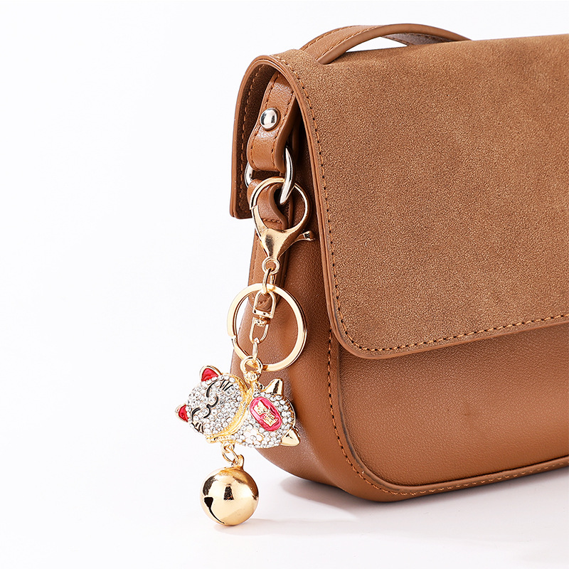 Diamante incrustado creativo campana gato llavero colgante Jingdang dibujos animados muñeca aleación adornos viaje Reunión Anual regalo al por mayor