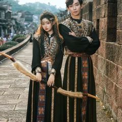 古代王国の王女カップル衣装エキゾチックなブラックゴールドエスニックスーツ新しいスタイルクールな写真新疆写真本物