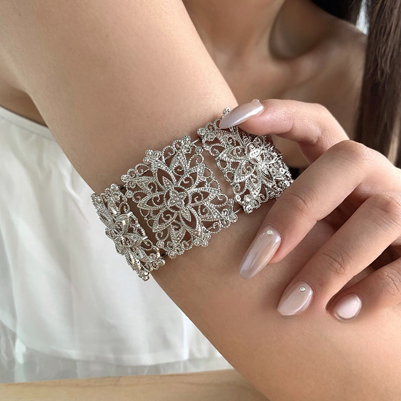 European and American Cross-Border Hollow Pattern Wide Version Bracelet, Personalized Temperament, Cool Style Bracelet, Light Luxury and High-End Jewelry Wholesale