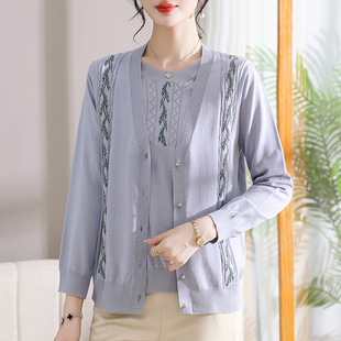 Middle-aged mom Autumn wear western style short coat 50-year-old new middle-aged and elderly women Spring and Autumn top plus size knitted cardigan
