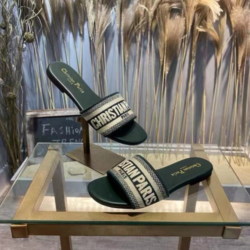 Zapatillas bordadas de marca D para mujer, ropa de verano al aire libre, sandalias deslizantes con correa de playa de cuero genuino informales de tacón grueso plano de moda para mujer.