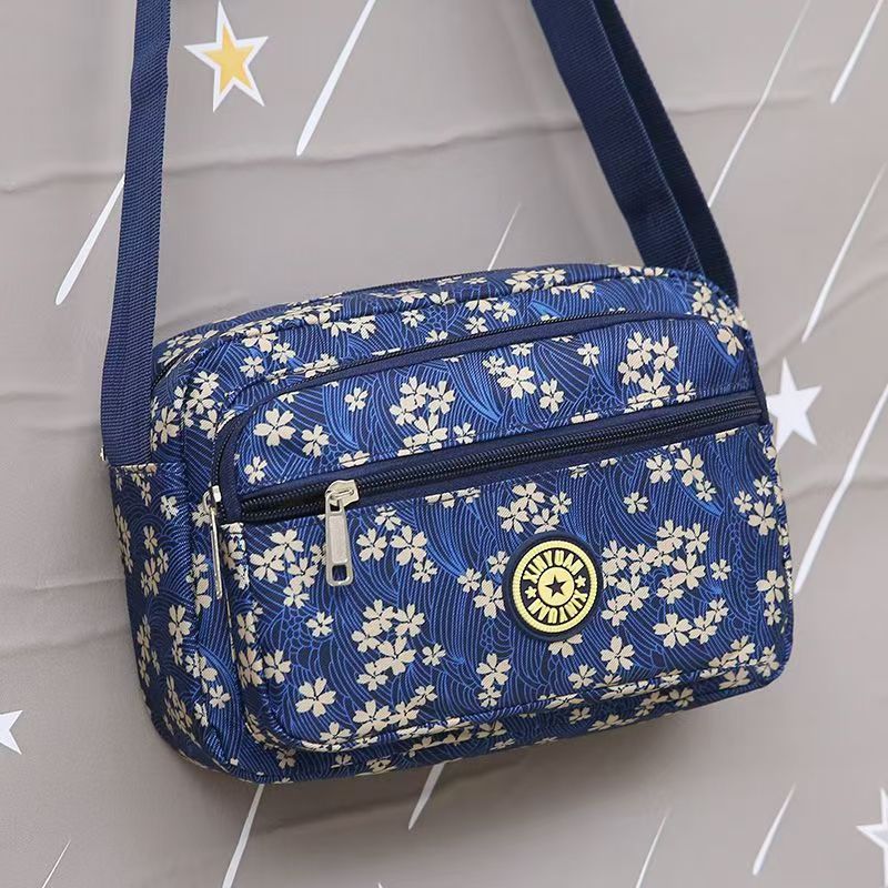 新商品の女性カバンが屋台を並べています。|undefined