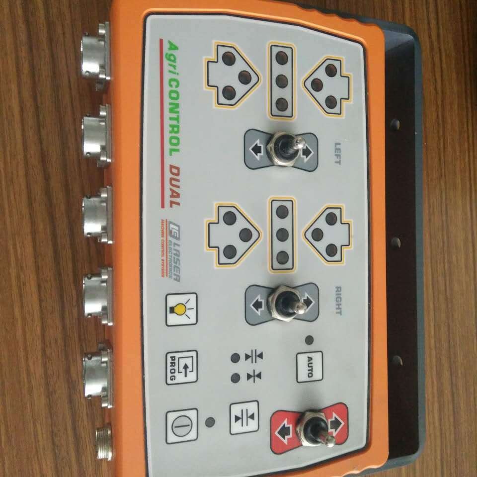 Equipo de nivelación láser compatible con el conjunto completo de transmisores láser con tractor con nivelador