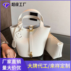 韓国版のシンプルなバッグ女性のための 2025 新しいファッションクロスボディショルダーバッグ大容量ハンドバッグチェーンバケットバッグ