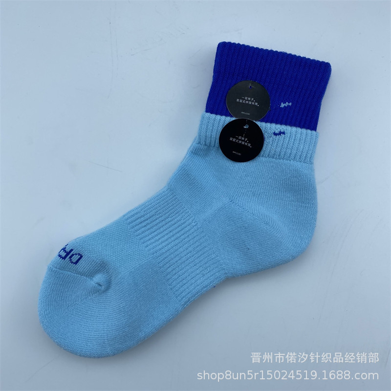 2023新品の偽の2つのつなぎ合わせのスポーツの靴下の中で筒の高い筒の男女の同項のマカロンカラーの厚いタオルの底