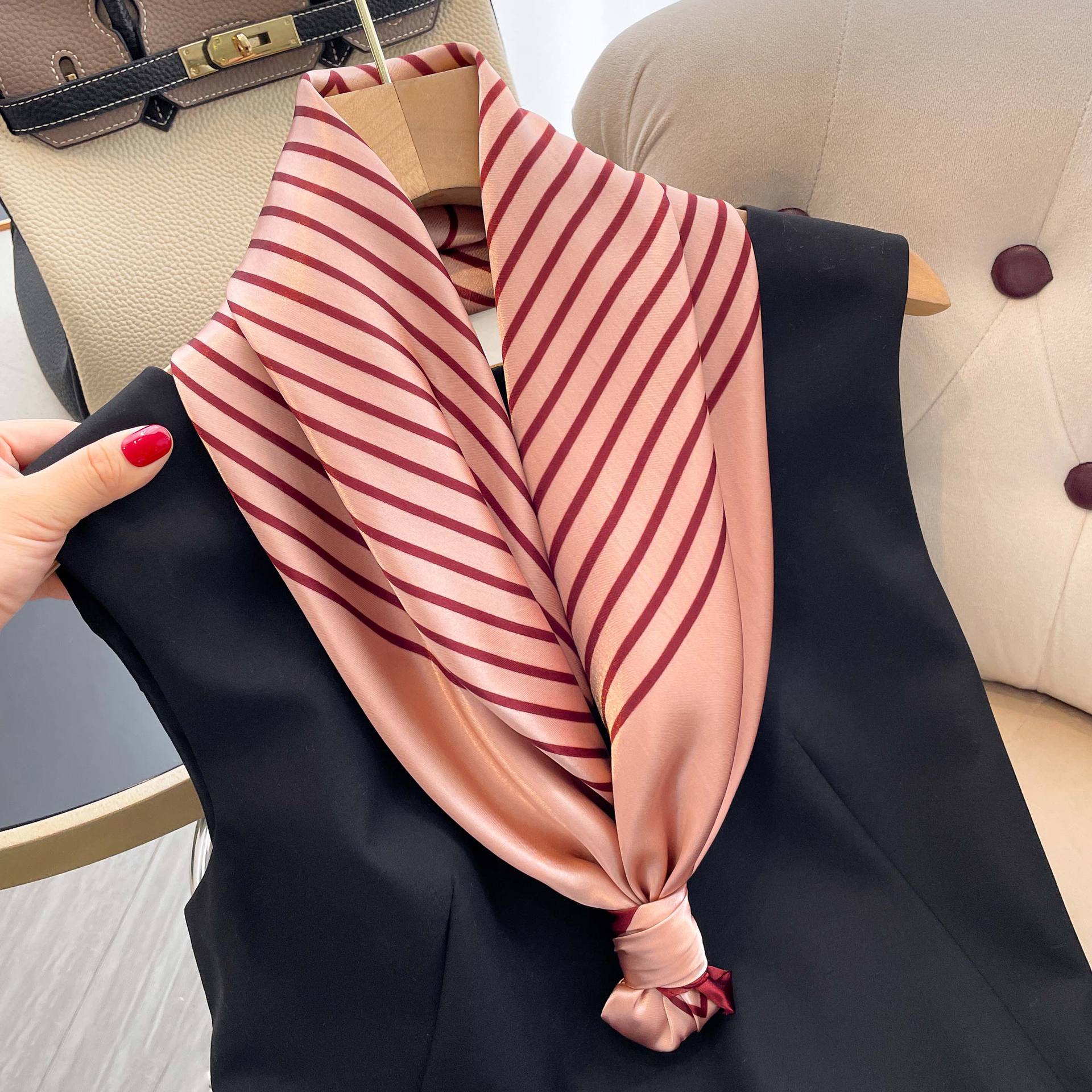 Pañuelo cuadrado estampado para mujer accesorio de moda_voghion.com