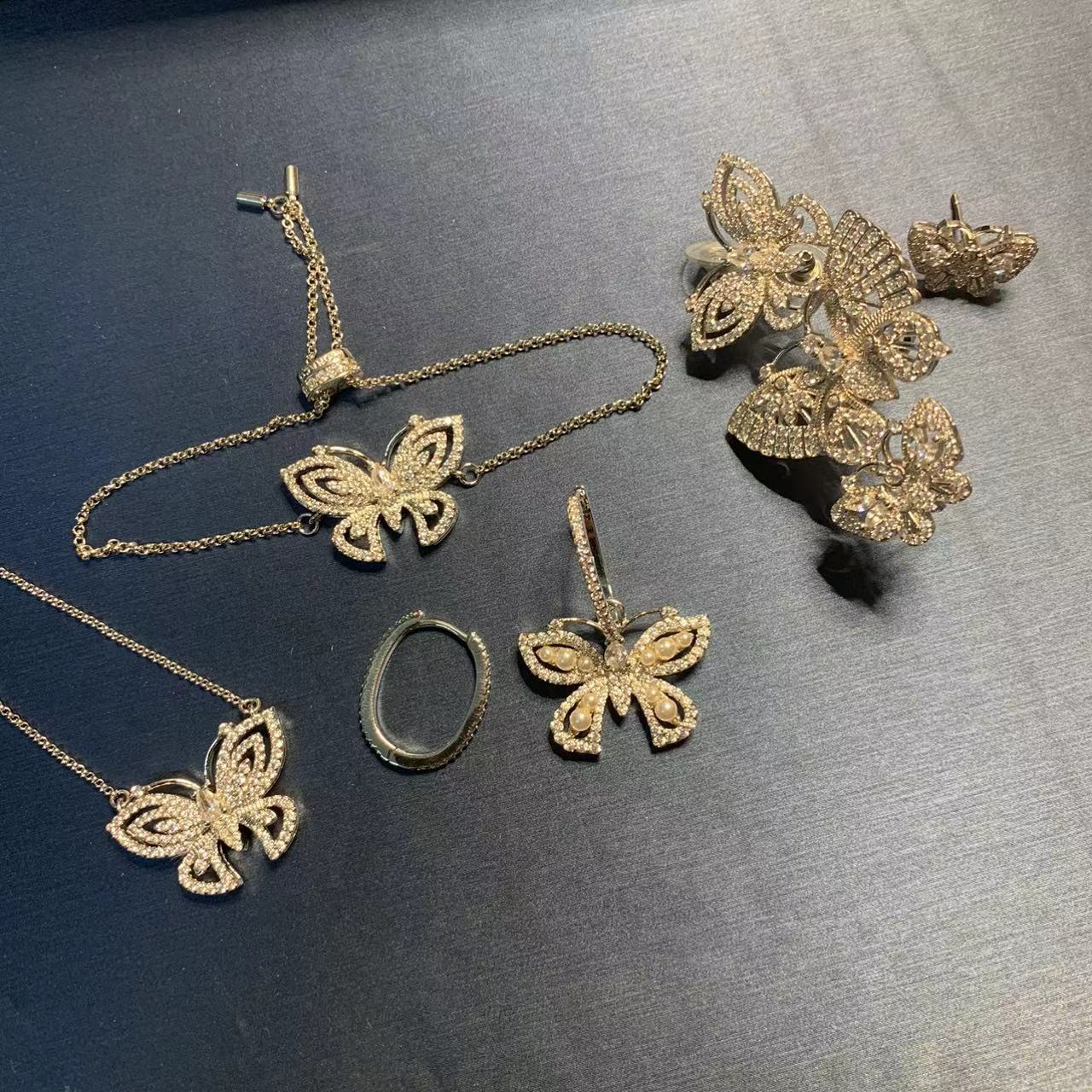 Fashionable asymmetrical earrings from pearl