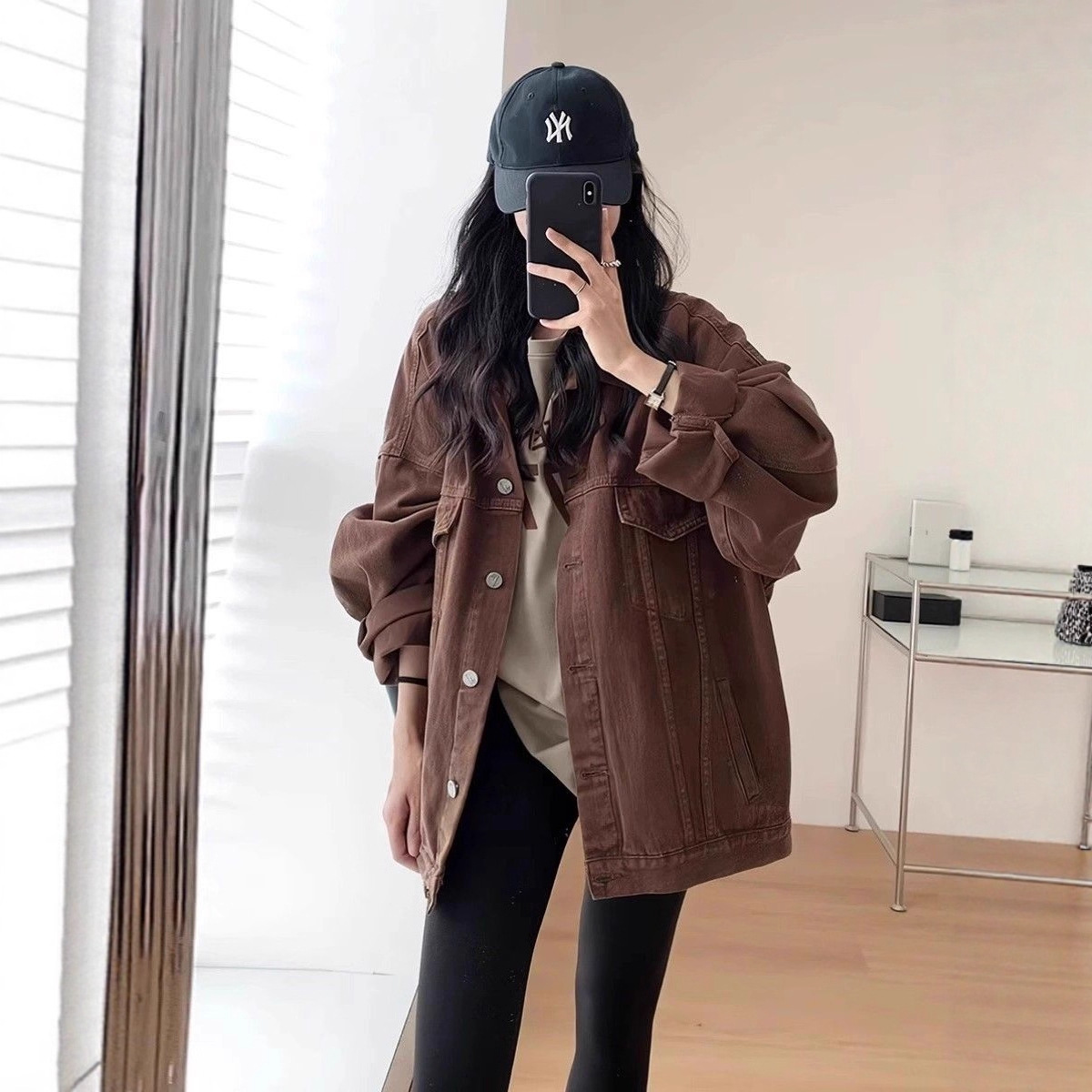 American retro brown denim jacket for women, spring and autumn outfit, relaxed style, trendy and stylish for petite women.