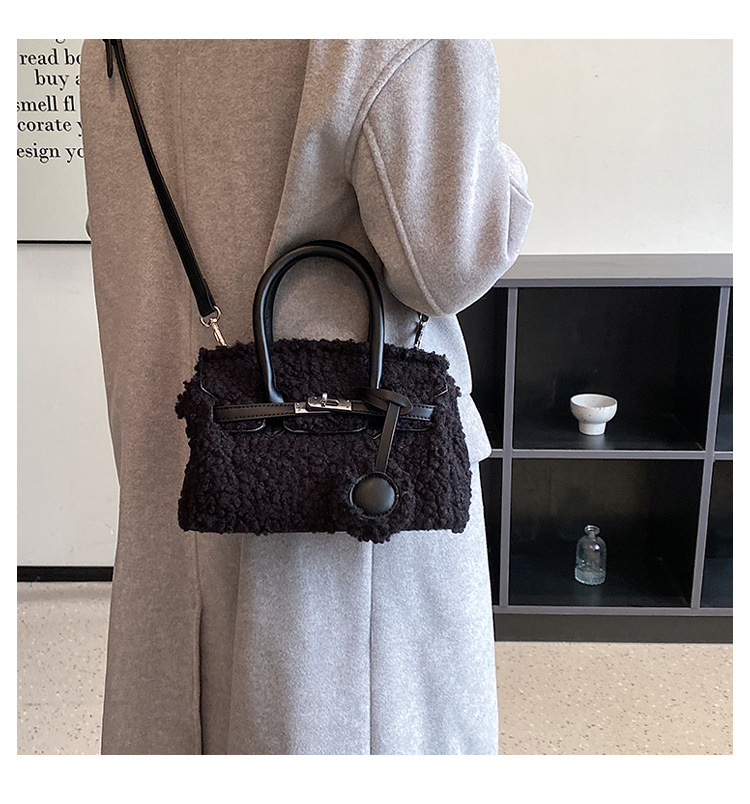 Women's Medium All Seasons Pu Leather Solid Color Fashion Square Lock Clasp Handbag display picture 4