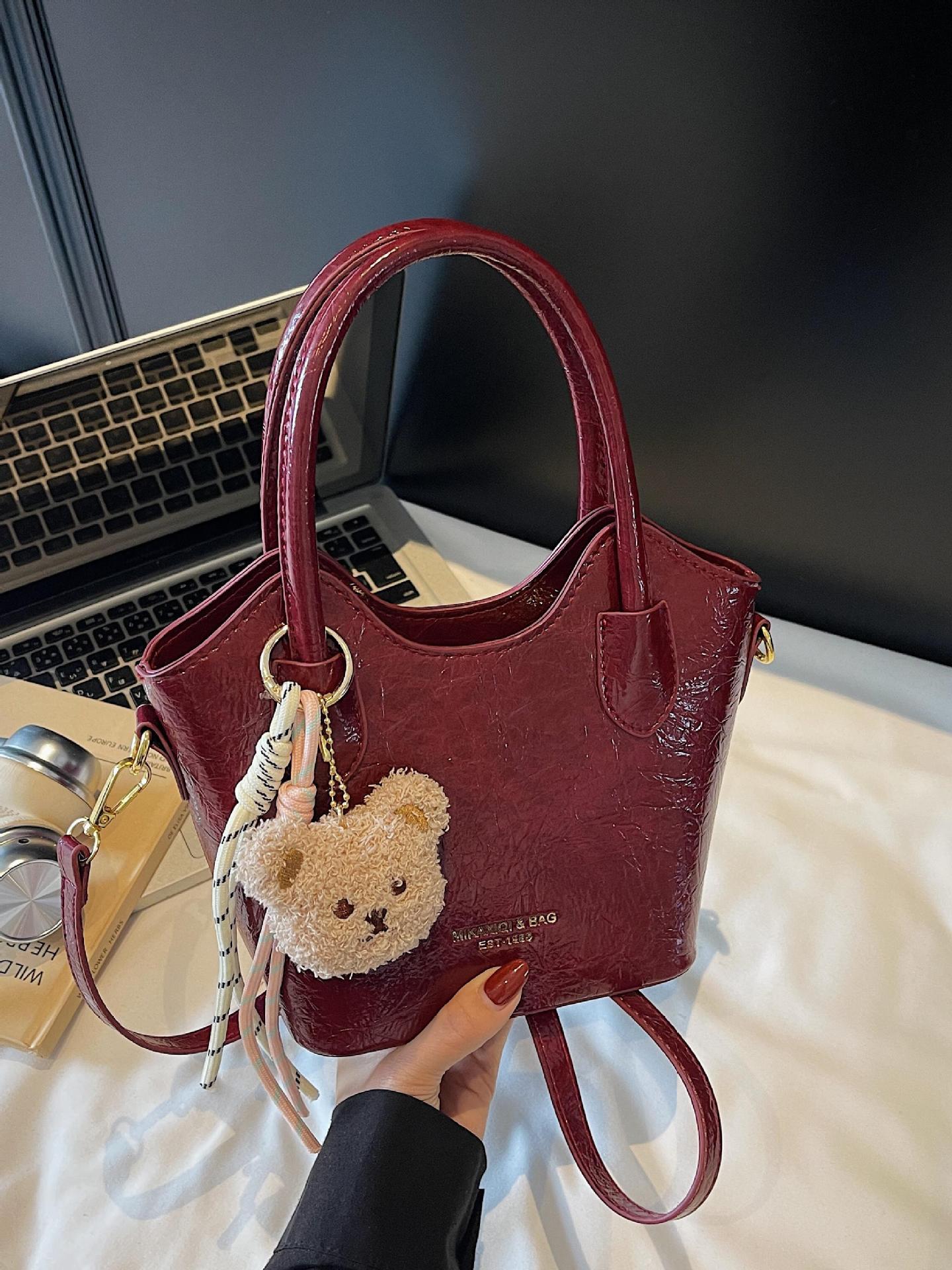 Versión coreana del bolso de cubo de mano casual simple para mujer 2025 nuevo bolso de hombro de viajero de todo fósforo bolso de mensajero de tendencia de moda