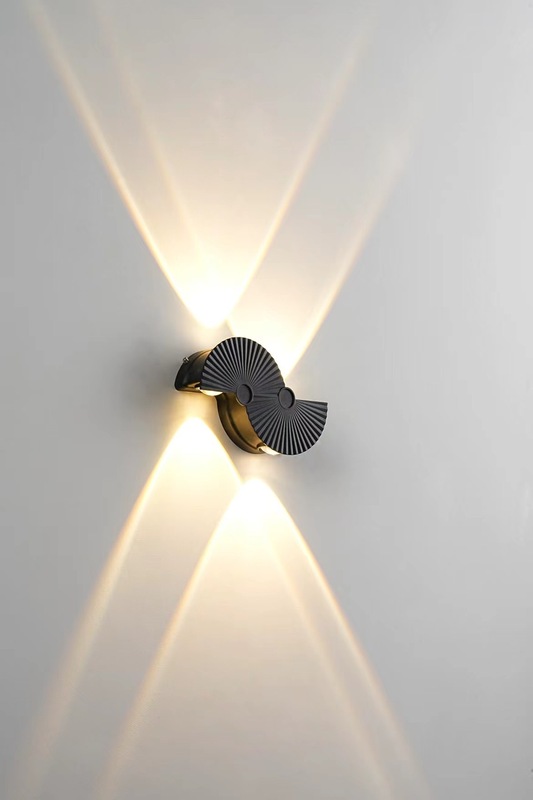 LEDシンプルでモダンなウォールライトの幾何学的な形の庭のラインライトの美しいアルファベットのランプの記号のマークの背景の装飾|undefined