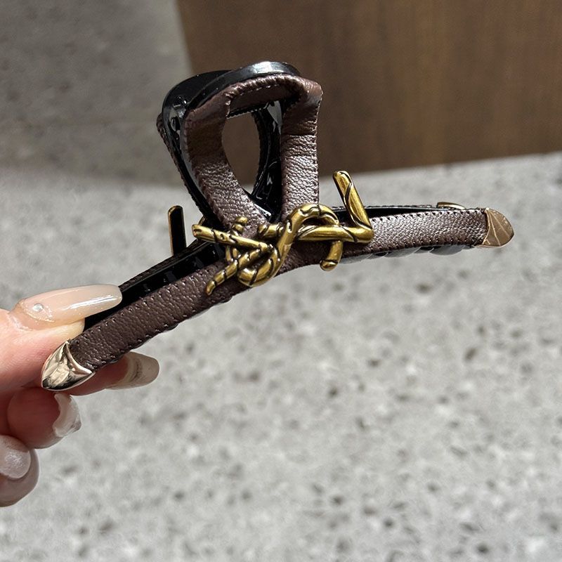 2025 nuevo diseño de nicho para el cabello corteza agarrando clip de 13 cm letras de moda viajeros clip de tiburón explosión