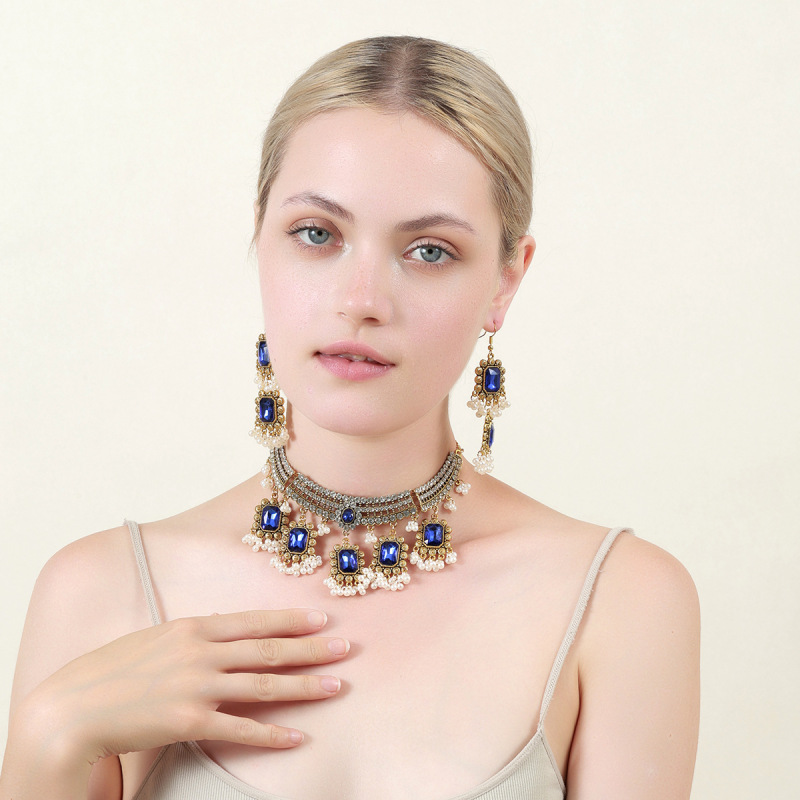 European and American fashion cross-border new accessories, niche design diamond-studded necklace and earrings, elegant vintage necklace set European and American fashion cross-border new accessories, niche design diamond-studded necklace and earrings, elegant vintage necklace set