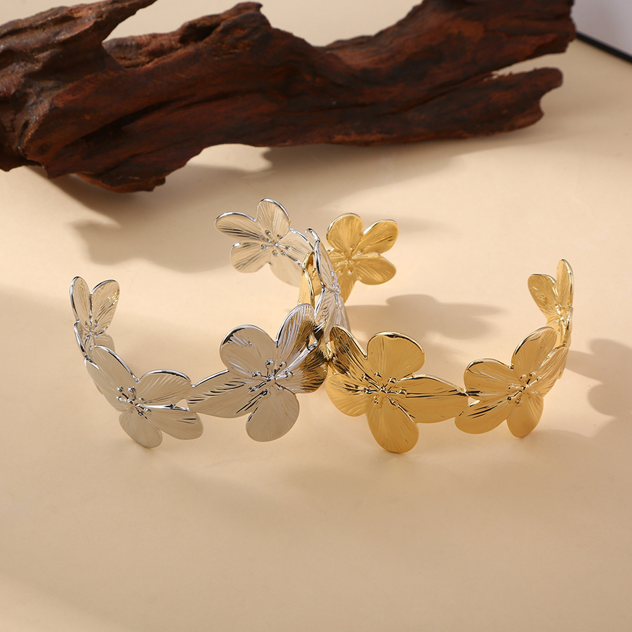 Nuevo brazalete de oro real chapado en bronce 18K diseño de flores de metal de borde ancho retro pulsera de temperamento europeo y americano abertura femenina