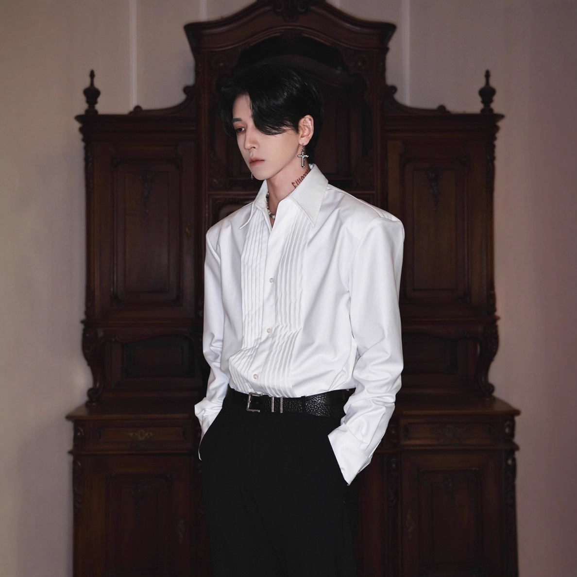 봄과 가을 남성 복고풍 궁전 스타일 주름 셔츠 긴팔 틈새 디자인 심플한 인터넷 연예인 기질 셔츠 패션