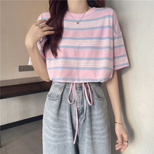 �ļ�С���l�y����T������ɫ�p�g�@��Ů�b���ɴ�a���e���·���