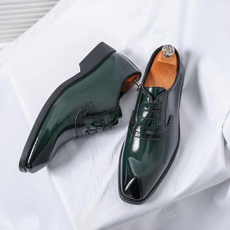 Zapatos de hombre Cross-border tallas grandes nuevos zapatos de cuero Brock zapatos de cuero brillantes para hombre de moda zapatos de cuero tallados de estilo británico al por mayor