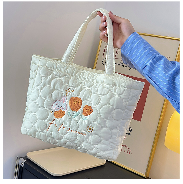 2023 Borsa da donna nuova Borsa a mano con coniglio tulipano ricamato Borsa da ascella per pendolari per ragazza carina cartone animato di grande capacità_voghion.com
