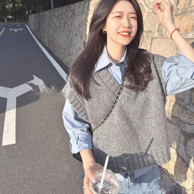 Casual gray sleeveless knitted vest for women, suitable for spring, autumn, and winter, to be worn over a sweater or layered with a shirt
