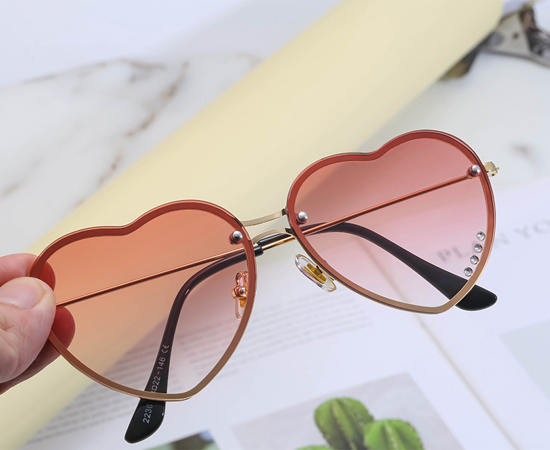 Women's Fashion Heart Shape Pc Special-shaped Mirror Metal Sunglasses display picture 4