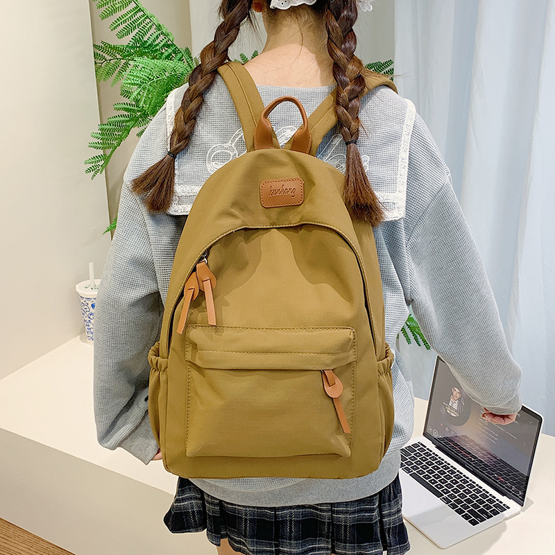 Mochila de nylon para mujeres 2024 nueva moda, bolsas escolares ligeras de color sólido, mochila de clase coreana para estudiantes de secundaria.