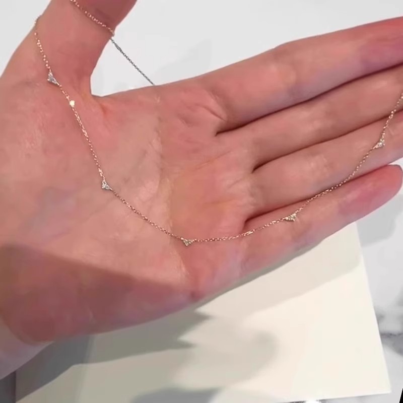 非常に細いフラッシュドリルの愛のネックレスの女性の新型の高級感の軽い豪華な首の鎖の小さい大衆のミニ三角形のジルコンの鎖|undefined
