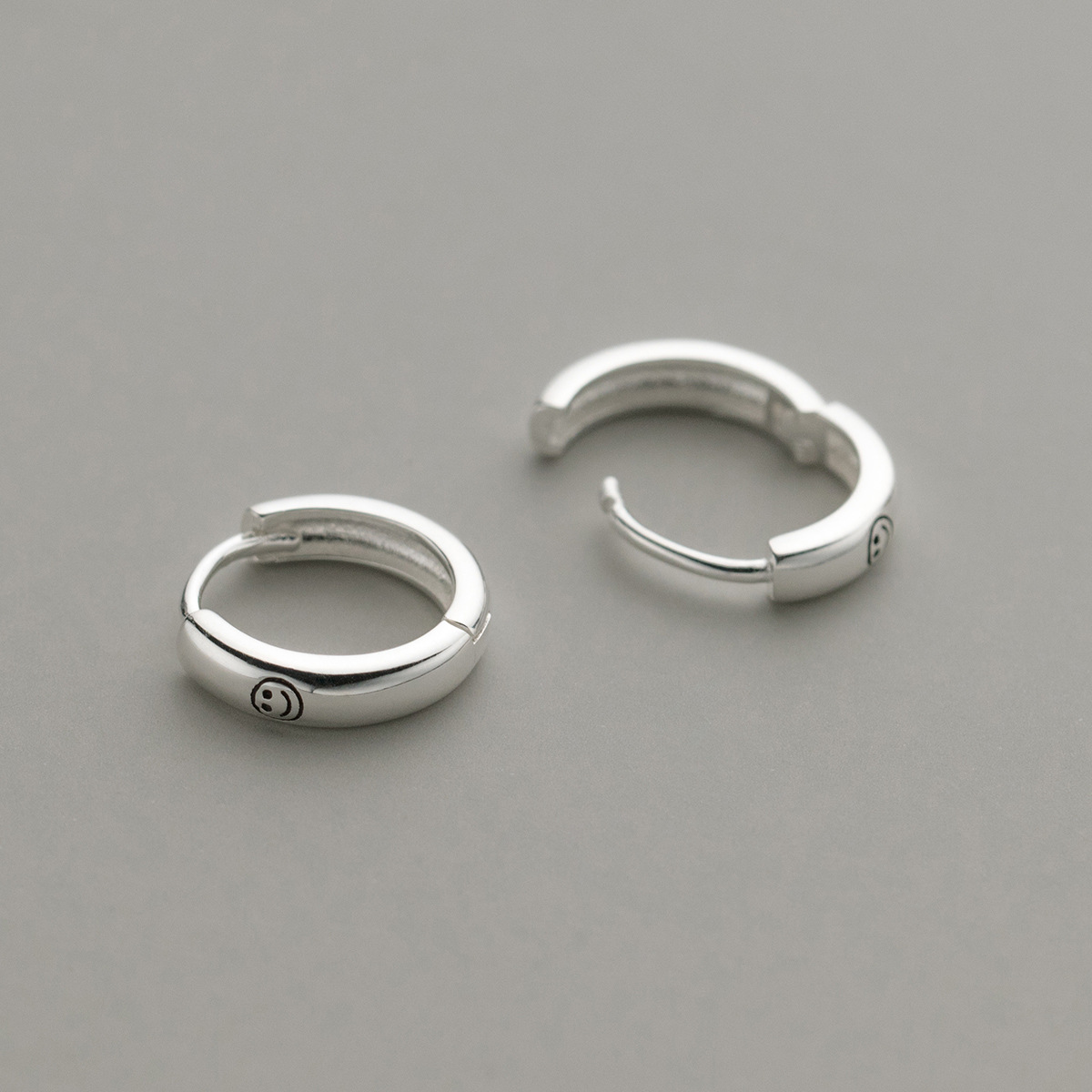 Eloch S925 plata esterlina brillante sonrisa en el diseño de estilo estilo personalidad joyas de orejas M04383