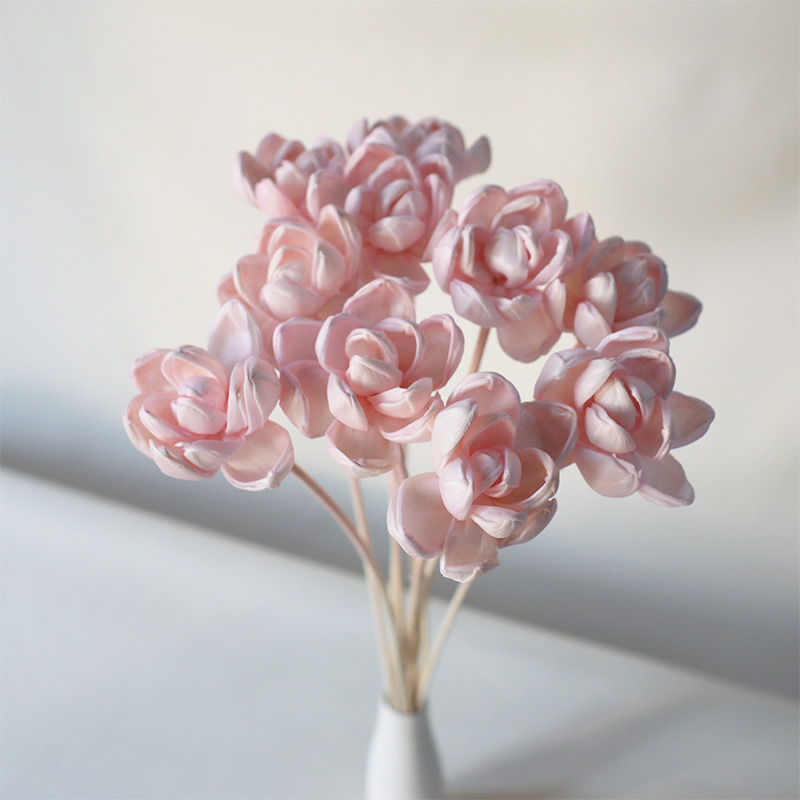 Todo el ramo de nenúfares de color rosa claro es de unos 40 cm de largo.