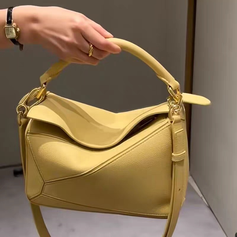 2024 nuevo paquete geométrico moda bolso cuadrado de cuero de vaca con patrón de litchi con un hombro inclinado y una capa de cabeza portátil