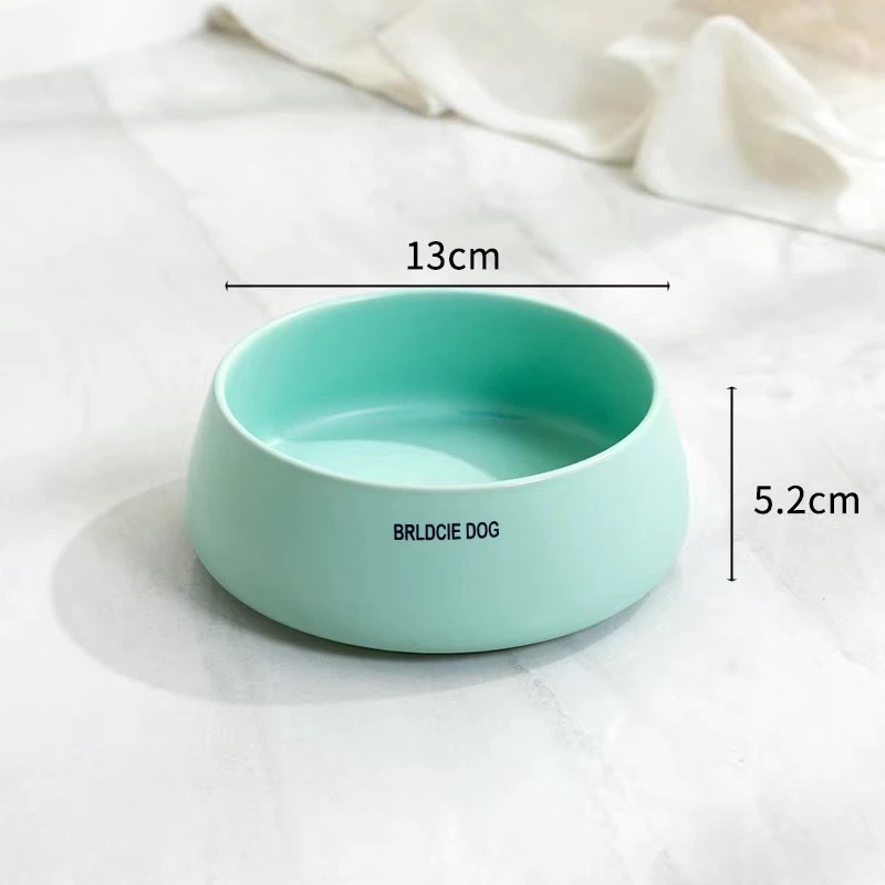 韓国のペットの陶磁器は口を閉じて食べます。|undefined