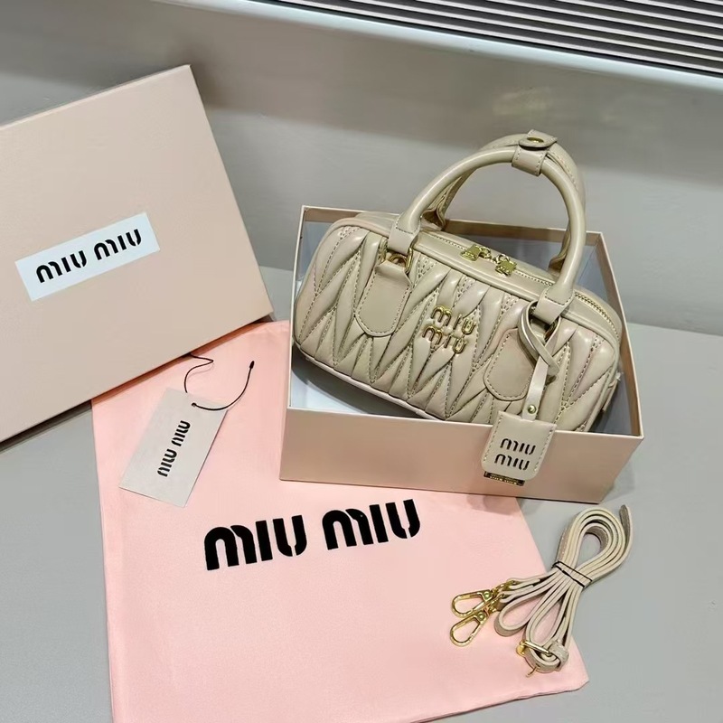 クロスボーダー miu 2025 新しいレディースバッグプリーツボウリングファッションハイエンドポータブルボストンショルダークロスボディバッグ|undefined