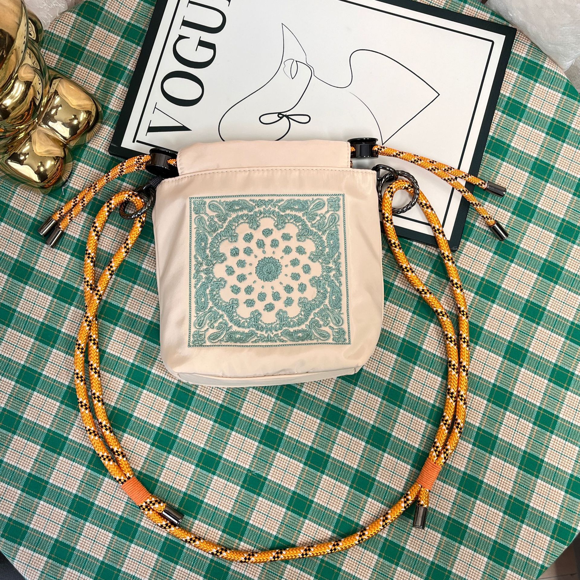 베이지 캐슈 플라워 크로스바디 백