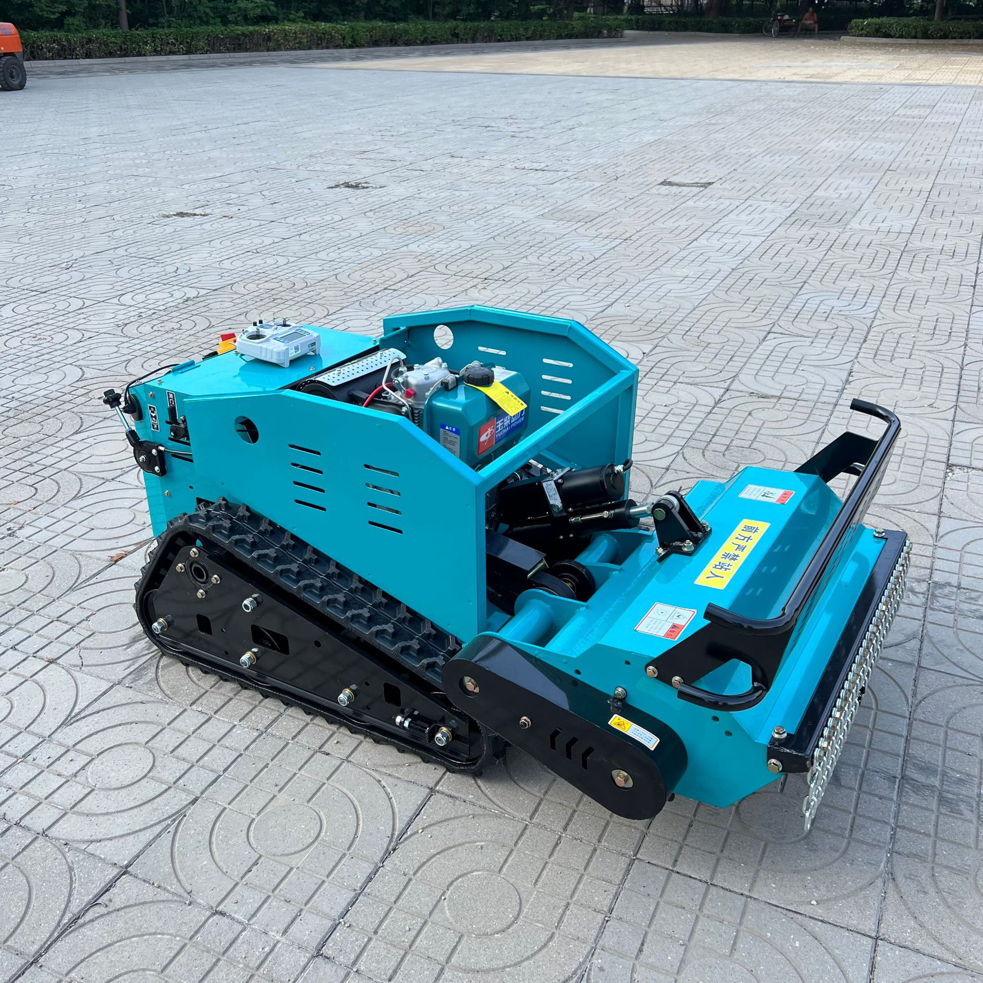 遥控柴油履带割草机果园全地形除草机大马力柴油山地坡地灭草机