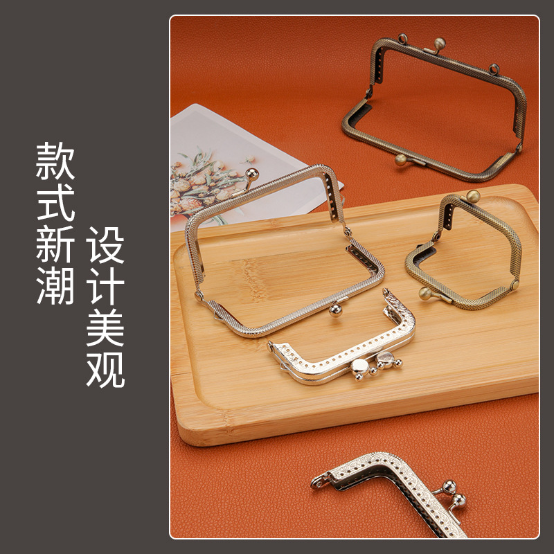 Plata azul antiguo cuadrado en relieve cuentas de retroceso correa oreja oro al por mayor bolso bisagra bolso diy equipaje accesorios de hardware