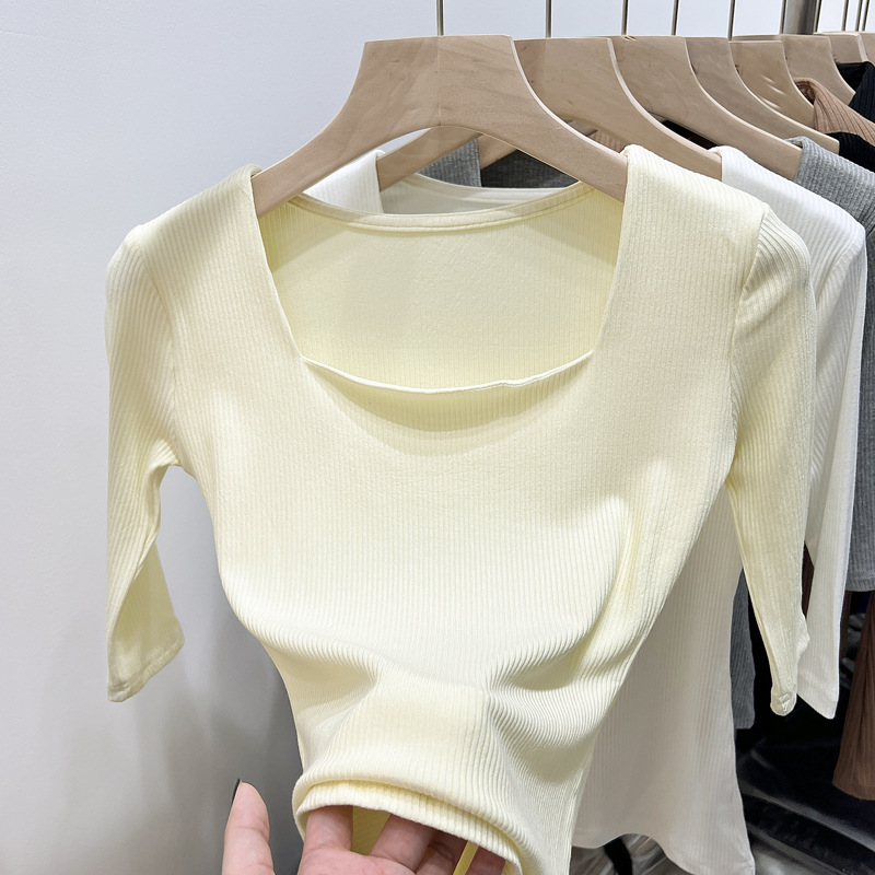 Camiseta de cuello cuadrado negro de cinco mangas para mujeres 2025 primavera nueva estilo exterior con temperamento exterior coreano de media manga
