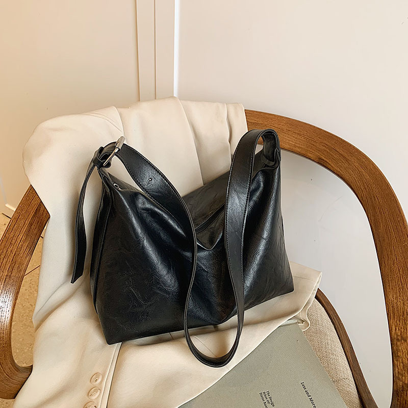 thumbnail image 1 of Bolso tote de piel suave europeo y americano de gran capacidad, estilo relajado para mujer, nuevo modelo 2025, diseño simple y versátil, bolso de hombro o bandolera para el trabajo., 1 of 10