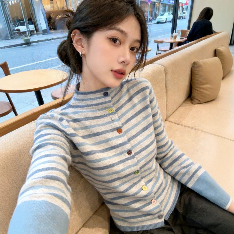 Blue and gray contrast striped half-high collar knitted cardigan for women, early autumn 2026, extremely stylish and high-end top Blue and gray contrast striped half-high collar knitted cardigan for women, early autumn 2026, extremely stylish and high-end top