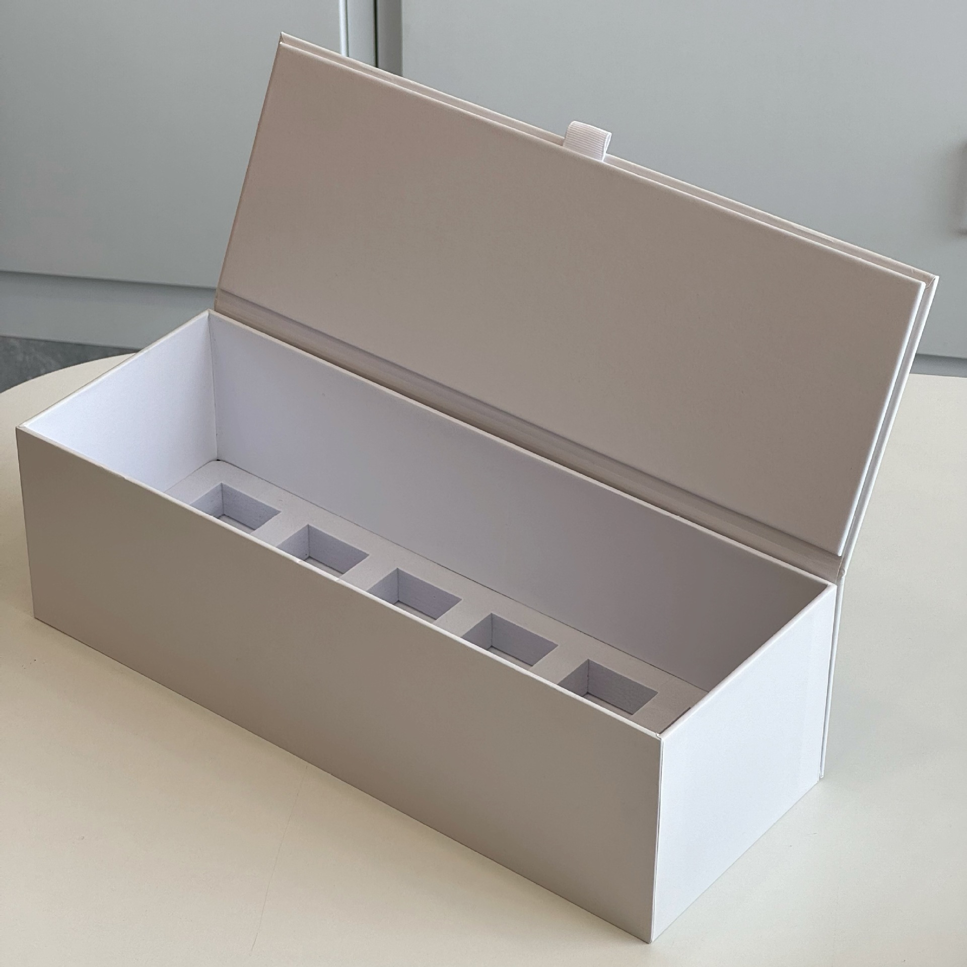 White large-capacity clamshell box; 34.5*13.11cm