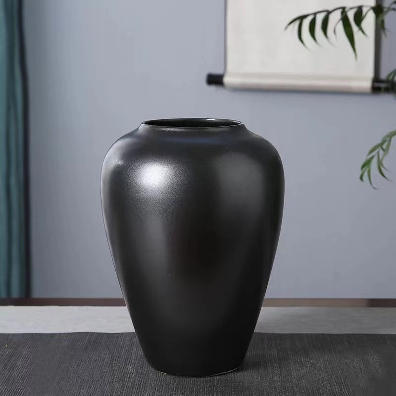검은 색 중간 높이 25cm 폭 16cm 구경 9cm